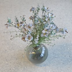 Inkalilje og eukalyptus silkeblomst, st�vbl� 53 cm.