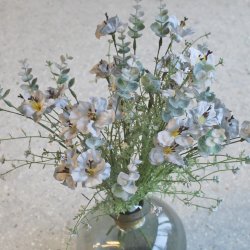 Inkalilje og eukalyptus silkeblomst, st�vbl� 53 cm.