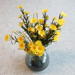 Gul kunstig naturtro blomst, 1 stilk.