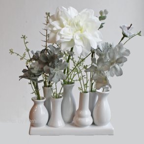 Vaser i flok p� fad hvid, 7 x 18 cm.