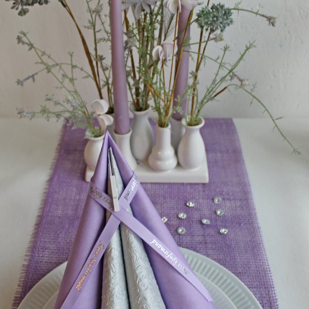 Vaser i flok p� fad hvid, 7 x 18 cm.