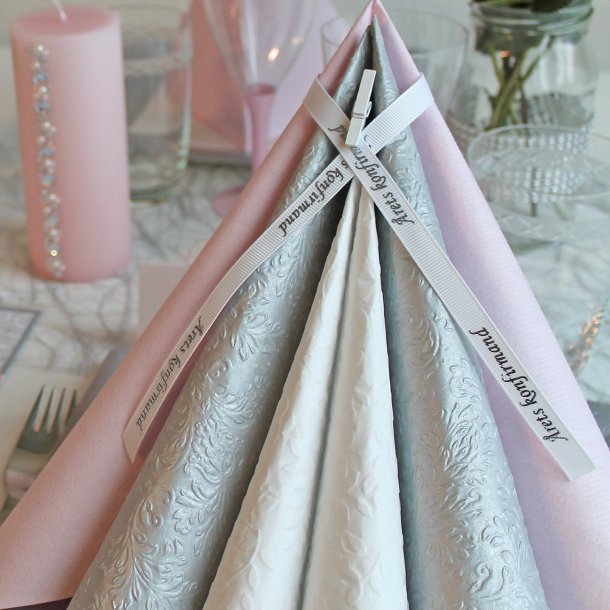 �rets konfirmandb�nd hvid med s�lvtryk 20 meter