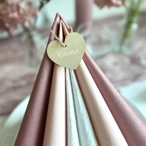 Bordkort/gavem�rke tr�hjerte med snor 1 stk.